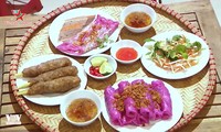 Độc đáo món bánh cuốn thanh long