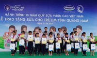 Distribution de lait aux enfants de Quang Nam