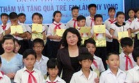 Dang Thi Ngoc Thinh rencontre des familles méritantes et des enfants démunis de Da Nang