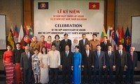 Nguyen Xuan Phuc et son épouse président la cérémonie célébrant les 50 ans de l’ASEAN