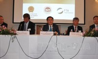 Vuong Dinh Hue à la table ronde sur la promotion de l’investissement à Bruxelles