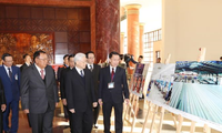 Nguyen Phu Trong et Bounnhang Vorachith à une exposition sur les relations Vietnam-Laos