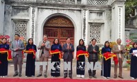 Une auto-présentation en 8 langues installée au Temple de la Littérature 