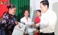 Tran Thanh Man distribue des cadeaux du Têt à Soc Trang