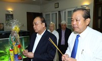 Le PM Nguyen Xuan Phuc rend hommage à Nguyen Van Linh et Pham Van Dong