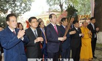 Hanoi: Tran Dai Quang offre de l’encens à la cité royale