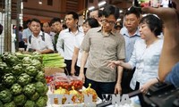 Vu Duc Dam visite un marché alimentaire de gros à Hô Chi Minh-ville 