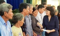 Dang Thi Ngoc Thinh remet des cadeaux aux personnes méritantes à Quang Nam