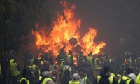 «Gilets jaunes»: les blocages se poursuivent lundi, pénurie d'essence en Bretagne 