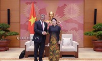 Le président de la Cour suprême de Singapour reçu par Nguyên Thi Kim Ngân