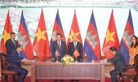 Deuxième journée du Premier ministre cambodgien au Vietnam