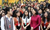 Dang Thi Ngoc Thinh reçoit des jeunes exemplaires issus d’ethnies minoritaires