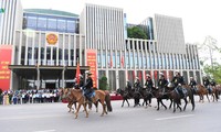 Défilé de la police montée, première unité équestre du Vietnam 