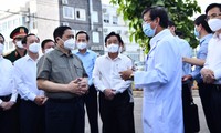 Pham Minh Chinh inspecte les dispositifs anti-Covid-19 à Binh Duong