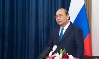 Nguyên Xuân Phuc rencontre le personnel de l’ambassade du Vietnam en Russie