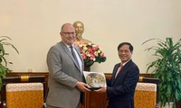 L'ambassadeur du Danemark au Vietnam reçu par Bùi Thanh Son