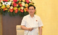 Vuong Dinh Huê salue les réalisations du comité permanent de l’Assemblée nationale