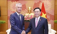 Anouphap Tounalom reçu par Vuong Dinh Huê