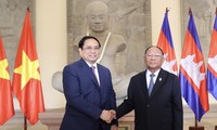 Pham Minh Chinh rencontre Heng Samrin