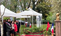 Vo Thi Anh Xuân dépose une gerbe de fleurs devant le buste du Président Hô Chi Minh à Montreuil