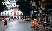 Hà Nội ngày giáp Tết hối hả mà trầm tư