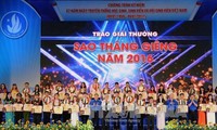 Vietnamese students honored with “January Star”, “Five-Virtue Student” Awards