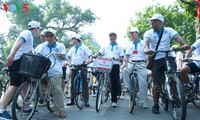 Hanoi cyclists and pedestrians join Earth Hour campaign