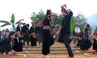 クォ・ムー(Kho Mu)族の「雨乞い祭り」