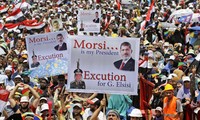 エジプト、モルシ前大統領の拘束を延長