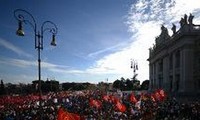 ローマで７万人が反緊縮デモ、一部暴徒化