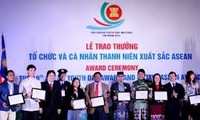 ASEANの代表的な青年に賞を授与