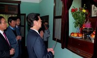 ズン首相、ホーチミン主席記念区に線香を手向ける