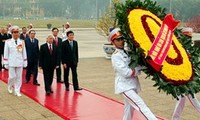 党・政府代表団、ホーチミン廟に花輪
