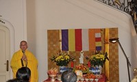 在ベルギー越大使館、平安を祈る儀式
