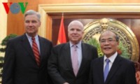 フン国会議長、米国上院のジョン・マケイン議員と会見