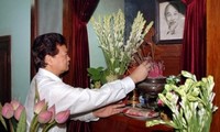 ズン首相、ホーチミン主席の遺跡地区で線香を手向ける