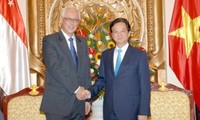 ズン首相、シンガポール元首相と会見
