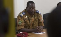ブルキナ、軍の権限移譲を明言