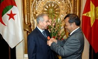 アルジェリア大使にベトナムの友好勲章を授与