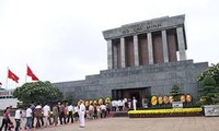 4月30日とメーデー、ホーチミン廟を訪れた観光客 10万人を超える