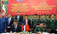 スロバキア国防大臣、ベトナムを訪問中