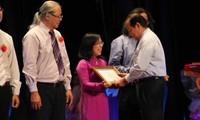 「ホーチミン主席の道徳を見習う」運動をテーマとした文学作品の授賞式