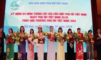 「ベトナム女性」賞、９団体と個人に授与