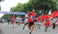 新聞「ハノイモイ」が主催する第42回マラソン大会