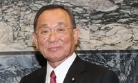 日本の参議院の山崎正昭議長ハノイに到着