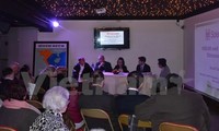 フランスでベトナム東部海域に関する展示会と座談会