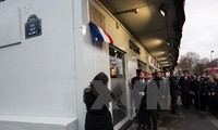 パリ新聞社襲撃から１年 大統領が警察官ら激励