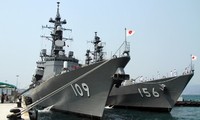 日本の護衛艦、カムライン湾に寄港