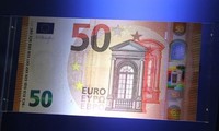 欧州中銀、新５０ユーロ紙幣を披露　偽造防止技術駆使