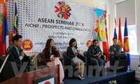 西豪に留学中のASEAN学生らとの団結